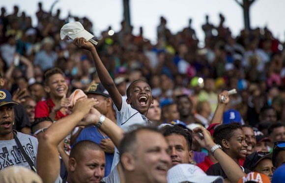 Aficionados festejan la primera victoria de Industirales en el Latino en el debut de Víctor Mesa como manager azul. Foto: Ismael Francisco/Cubadebate.