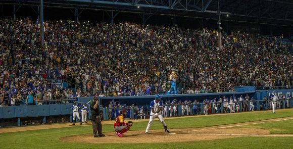 En el partido con más aficionados de la jornada (21 mil), Matanzas superó a Industriales 7-0 en el Latinoamericano.  Foto: Ismael Francisco/ Cubadebate.