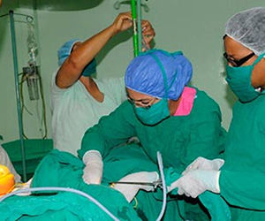 Profesionales del sistema médico cubano se insertan hoy en la práctica de intervenciones quirúrgicas vinculadas a la implantación de prótesis penianas de última generación. Foto: Prensa Latina.