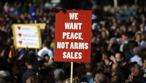 Un pancarta a favor de la paz y contra la venta de armas. Manu Fernandez AP