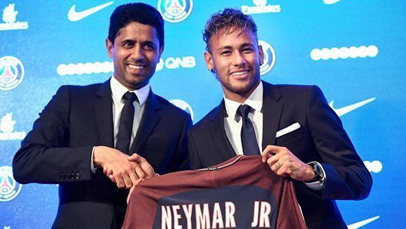 Neymar junto al presidente del PSG, el qatarí Nasser Al-Khelaïfi. Foto: AFP.