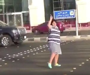 Viral video de adolescente bailando La Macarena en Arabia Saudita.