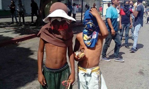 Niños en las guarimbas. Foto: Twitter.