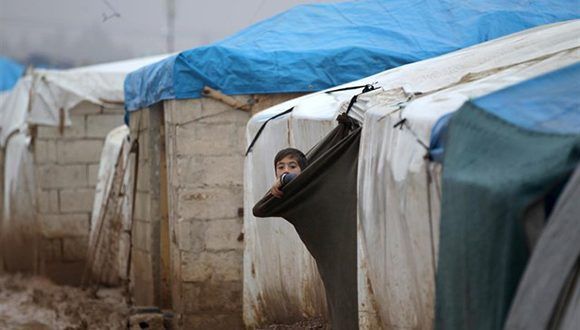 Niño serio en campamento de desplazados. Foto: Reuters.