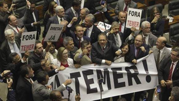 Parte del parlamento brasileño indignado por la corrupción del presidente Temer. Foto: AP.