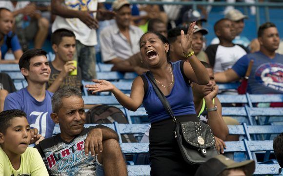 Los aficionados disfrutaron del partido en el Latinoamercano. Foto: Ismael Francisco/Cubadebate.