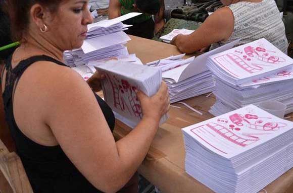 Las mujeres son las protagonistas en el proceso de producción de libretas escolares, en la Unidad Empresarial de Base  Gráfica (UEB) de la provincia, en Sancti Spíritus, Cuba, el 23 de Agosto de 2016.  Foto: Oscar Alfonso/ ACN.