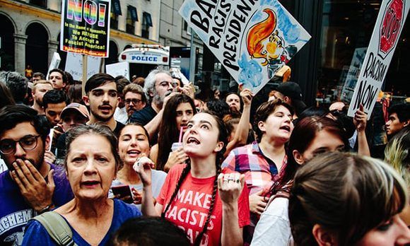 Las calles de Nueva York se repletaron de manifestantes que protestasn contra las políticas de su presidente, Donald Trump. Foto: EPA.