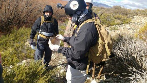 Fotos del rastrillaje en la comunidad, en el momento en que encuentran un gorro que el defensor identificó como de Santiago. Foto tomada de lavaca.org