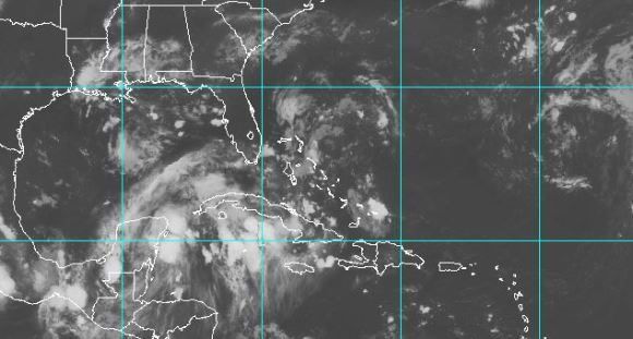Los restos de la tormenta tropical Harvey han causado intensas lluvias en el oocidente y centro de Cuba. Imagen: NOAA.