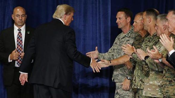 Trump saluda a soldados americanos durante el acto en el que ha anunciado la nueva estrategia en Afganistán. Foto: Reuters.