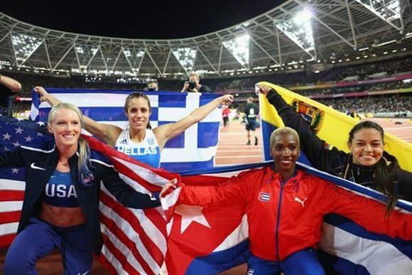 La pertiguista alcanzó la medalla de bronce en la justa. Foto: IAAF.