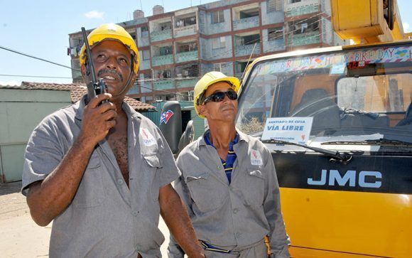 Linieros de Santiago de Cuba apoyan la recuperación. Foto: Vanguardia