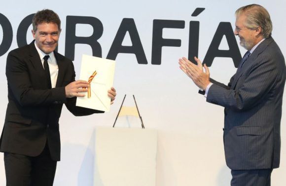 El actor Antonio Banderas recibe el Premio Nacional de Cinematografía de manos del ministro de Educación, Cultura y Deporte Íñigo Méndez de Vigo. Foto: Juan Herrero.