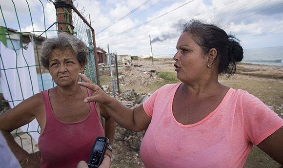 Isabel Rodríguez y Julia Alfonso tuvieron grandes afectaciones en su vivienda. Foto: Ismael Francisco/ Cubadebate.