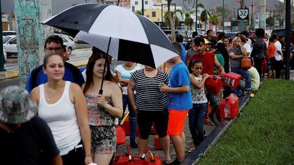 La gente hace cola para comprar gasolina en Caguas (Puerto Rico), este 22 de septiembre de 2017, después del paso del huracán María. Foto: Reuters