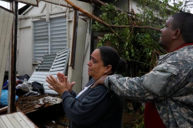 Una mujer observa los destrozos del huracán en casa de su madre en Guayama, Puerto Rico Foto: Carlos Garcia Rawlins / Reuters