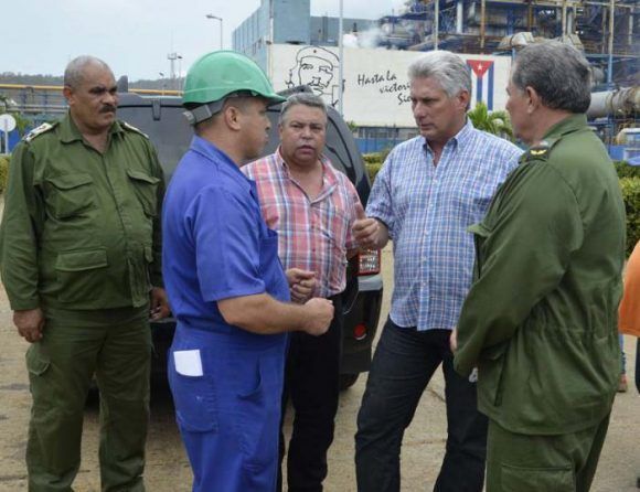 Díaz–Canel conoció de las afectaciones en la termoeléctrica de Santa Cruz del Norte y de las acciones para recuperarse. Foto: Carlos Cánovas