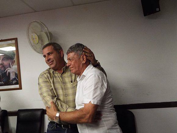 El Loquillo recibe el reconocimiento de sus compañeros y amigos Foto: Salomé Campanioni / Radio Cubana
