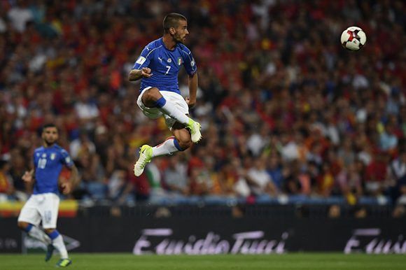 El centrocampista italiano Leonardo Spinazzola golpea el balón durante el partido de fútbol. Foto: AFP.