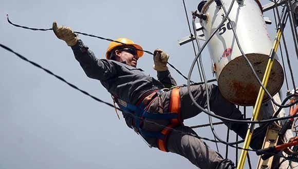 Los trabajadores eléctricos no descansan en aras de ir rehabilitando el servicio en el municipio de Yaguajay, el de mayores afectaciones tras el paso del huracán Irma. Foto: Oscar Alfonso/ ACN.