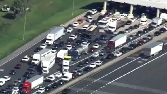 Largas colas de carros en Orlando, Florida. Foto: Atascos en una autopista de Orlando este viernes TV 