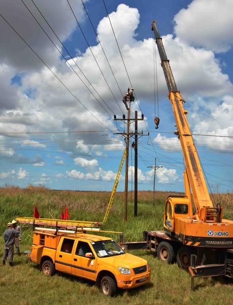 Reparación de redes eléctricas dañadas por el Huracán Irma a su paso por el norte de Camagüey, Cuba, el 13  septiembre de 2017.      ACN  FOTO/ Rodolfo BLANCO CUÉ