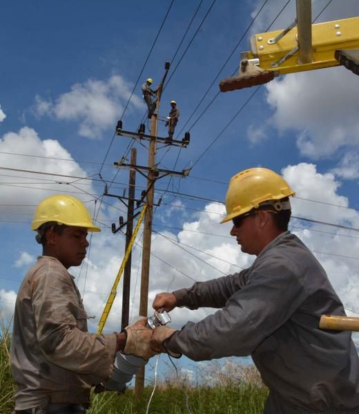 Reparación de redes eléctricas dañadas por el Huracán Irma a su paso por el norte de Camagüey, Cuba, el 13  septiembre de 2017.      ACN  FOTO/ Rodolfo BLANCO CUÉ
