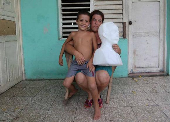 José Daniel junto a su madre, quien le ayudó a rescatar a Martí. Quizás esta es la imagen más compartida en las redes sociales sobre el paso del huracán Irma por Cuba. Foto: Yander Zamora/ Granma. 