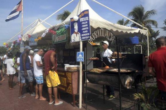 Ofertas gastronómicas, durante el cierre del verano en la playa El Mégano, al este de La Habana, Cuba. Foto: ACN/ Oriol de la Cruz Atencio.