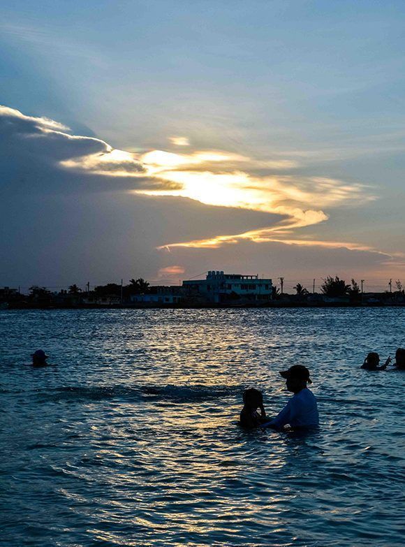 Atardecer en la Playa La Boca, en el municipio norteño de Puerto Padre, en Las Tunas, Cuba. Foto: ACN/ Yaciel Peña.
