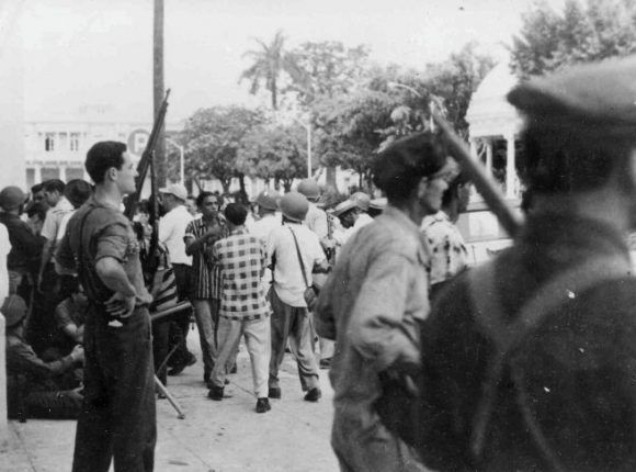 El pueblo cienfueguero armado, en las inmediaciones del Parque Martí. Foto tomada de Ecured.