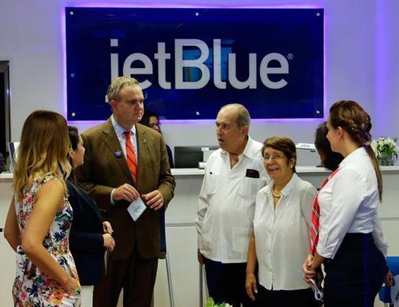 Robín Hayes (C izq.), presidente ejecutivo de la línea aérea estadounidense JetBlue en La Habana. Foto: Abel Padrón/ ACN.