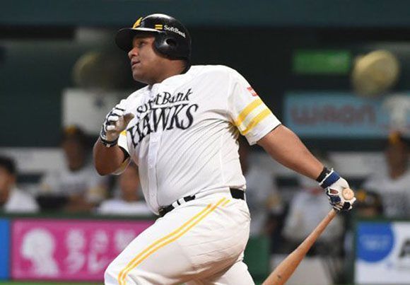 Alfredo Despaigne conectó su cuadrangular 29 en Japón. Foto: The Japan Times.