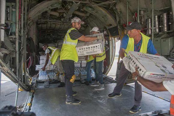 Llegada de la ayuda humanitaria de Bolivia, tras el paso de Huracán Irma por Cuba. Foto: Prensa Latina.