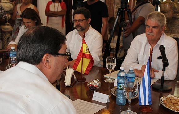 El canciller cubano Bruno Rodríguez Parrilla (I), y el ministro de Asuntos Exteriores y de Cooperación de España, Alfonso María Dastis Quecedo (D), sostienen conversaciones oficiales en la sede del Ministerio de Relaciones Exteriores de Cuba, en La Habana, el 6 de septiembre de 2017. Foto: Jorge Legañoa Alonso/ ACN.