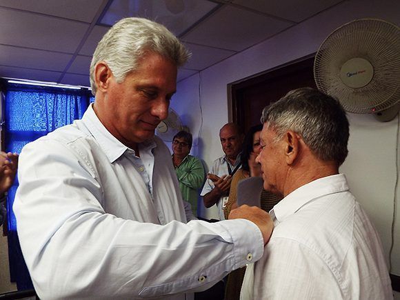 Díaz-Canel entrega la distinción al "loquillo". Foto: Radio Cubana. 