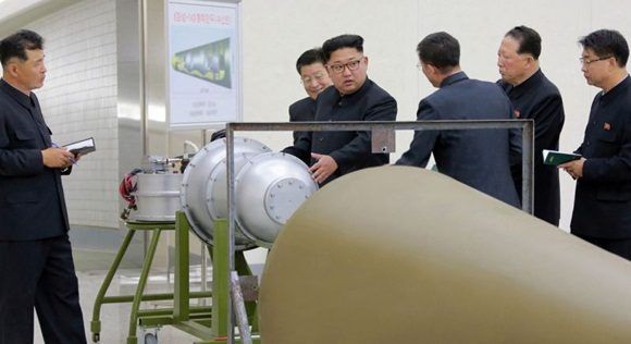 Los medios estatales dijeron que el gobernante había inspeccionado al carga de una bomba de hidrógeno en un nuevo misil balístico.