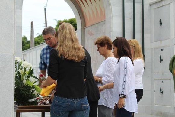 Familiares y compañeros de las Fuerzas Armadas Revolucionarias (FAR),  acuden al funeral del General de Brigada (r) Guillermo Pablo Luis Frank Llanes, en el Panteón de las FAR, en el cementerio de Colón, en La Habana, Cuba, el 2 de septiembre de 2017.   ACN  FOTO/ Jorge LEGAÑOA ALONSO/ rrcc