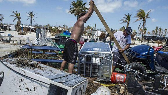 Residentes rescatan pertenencias en Cayo Maratón, al sur del estado de la Florida. Foto: Giorgio Viera / EFE