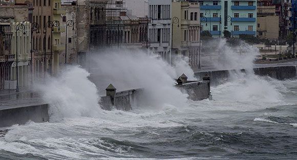 Impresionantes olas en el malecón habanero provocadas por el huracán Irma. Foto: Ismael Francisco/ Cubadebate.