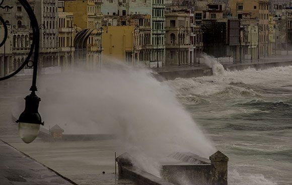 Impresionantes olas en el malecón habanero provocadas por el huracán Irma. Foto: Ismael Francisco/ Cubadebate.