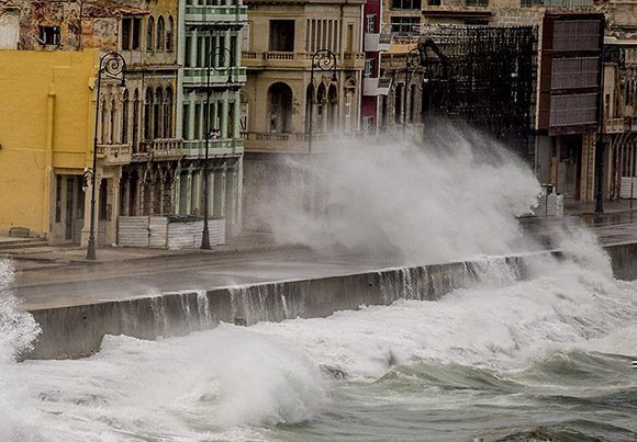 Impresionantes olas en el malecón habanero provocadas por el huracán Irma. Foto: Jennifer Romero/ Cubadebate.