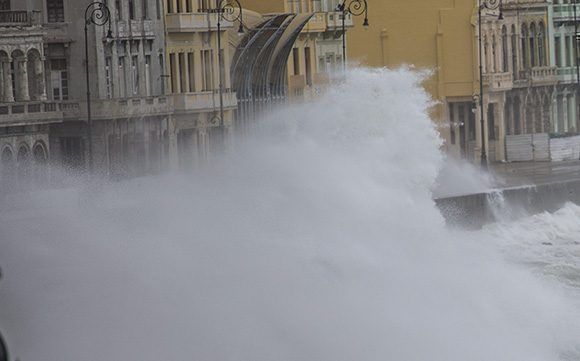 Impresionantes olas en el malecón habanero provocadas por el huracán Irma. Foto: Jennifer Romero/ Cubadebate.
