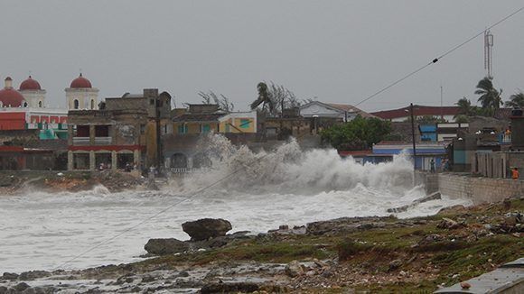 Las penetraciones de las aguas del mar avanzaron hasta 70 metros dentro de la ciudad de Gibara, en el norte de Holguín. Foto: Danier Ernesto González/ Cubadebate.