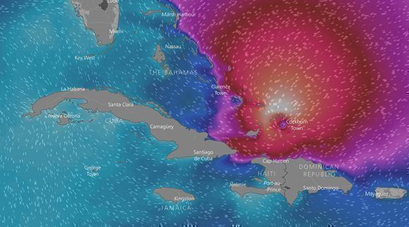 Las primras inundaciones provocadas por Irma serán a partir del jueves en la noche en la provincia de Guantánamo. El gráfico ilustra la altura de las olas, el color malva es superior a tres metros y el rojo superior a cinco metro, el naranja siete y el blanco más de nueve. Imagen: Windy.