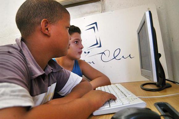 Niños avileños juegan en las computadoras del Joven Club de Computación en el reparto Vista Alegre, en la ciudad de Ciego de Ávila. Foto: ACN/ Osvaldo Gutiérrez.