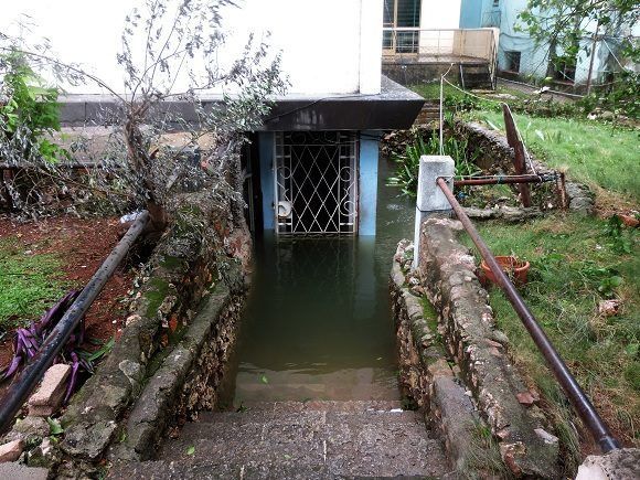 Muchos lugares, como garajes o casas ubicadas por debajo del nivel de la calle, continúan inundados. Foto: Darío Gabriel Sánchez García/CUBADEBATE.