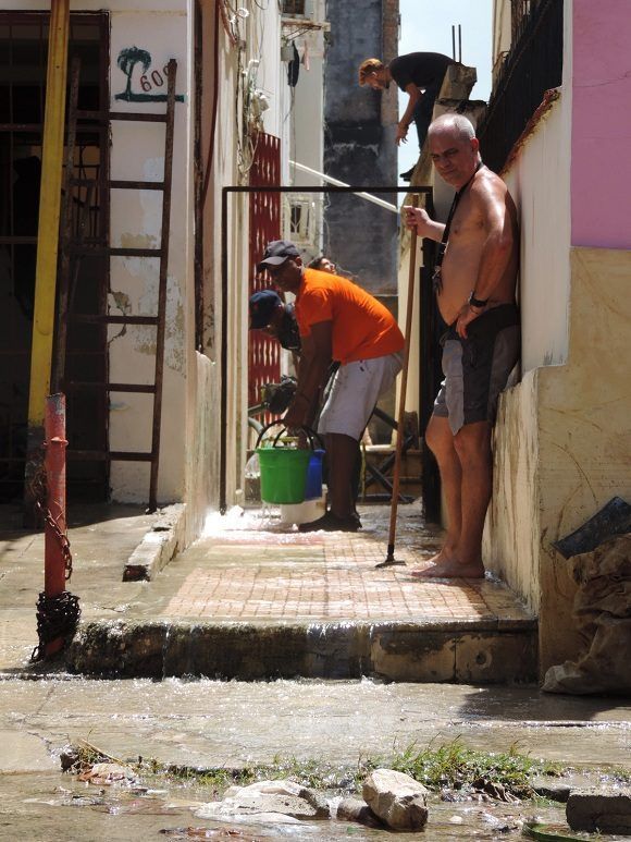 El trabajo colaborativo entre vecinos, aunque más lento, también ha sido una vía efectiva para extraer agua de viviendas inundadas. Foto: Darío Gabriel Sánchez García/CUBADEBATE.