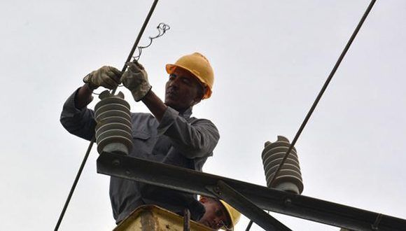 Reparan redes eléctricas dañadas por Irma en Camagüey. Foto: Rodolfo Blanco / ACN